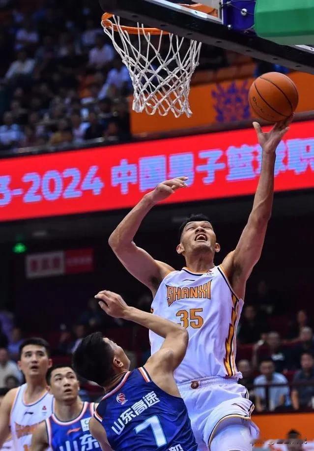 “三分中锋”葛昭宝


一刀劈日见口开（昭），
天下王者右脚歪（宝）。
攻防兼备