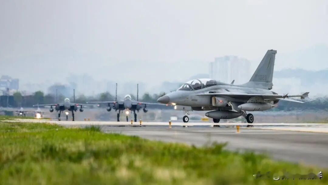 韩国空军正面临战机飞行员流失危机，大批现役飞行员跳槽至民航领域 —— 只因民航待