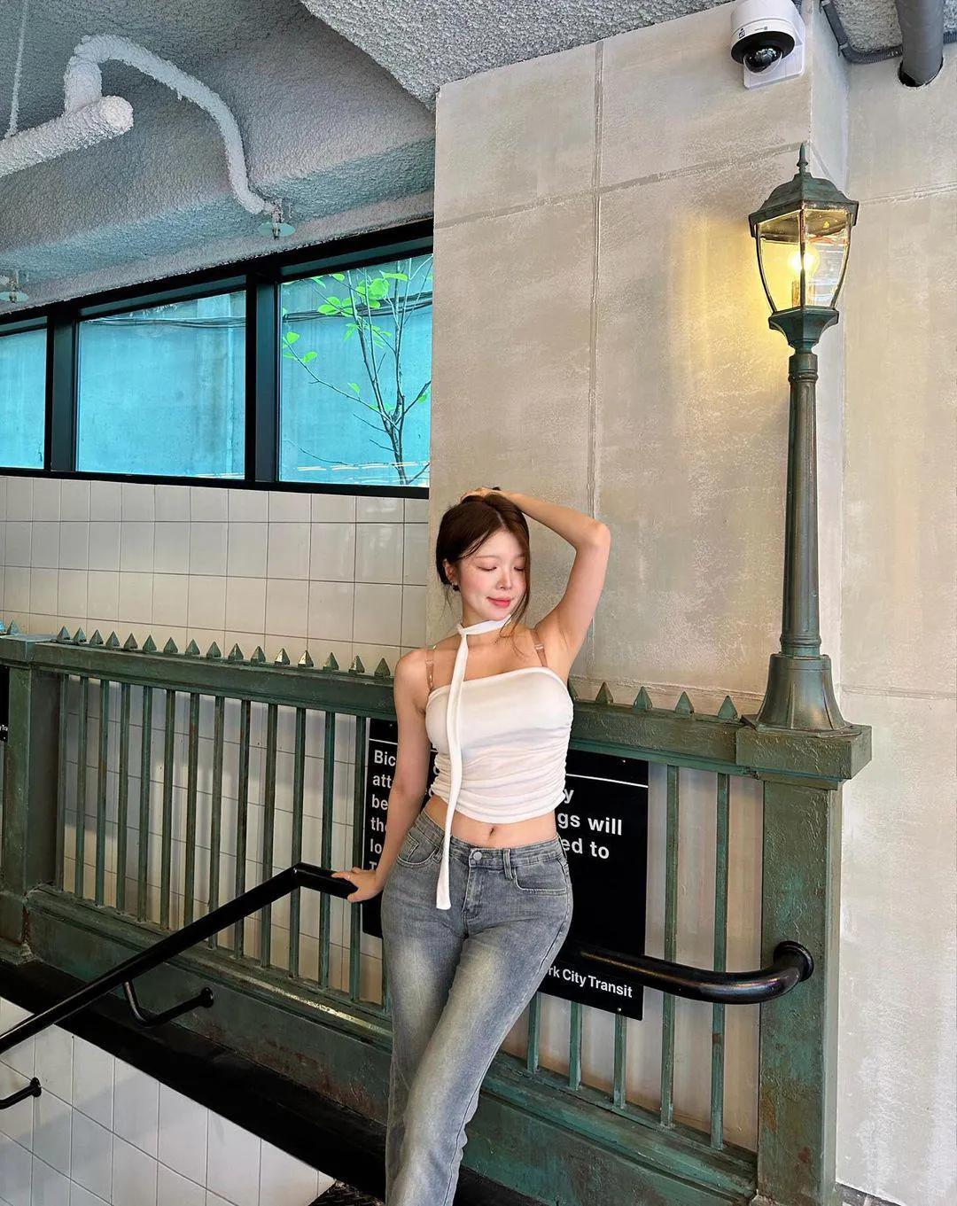 红裙白衫映朝霞
#红裙似霞光# #美景如画俏佳人# #白衣倩影飘# #陪衬佳人#