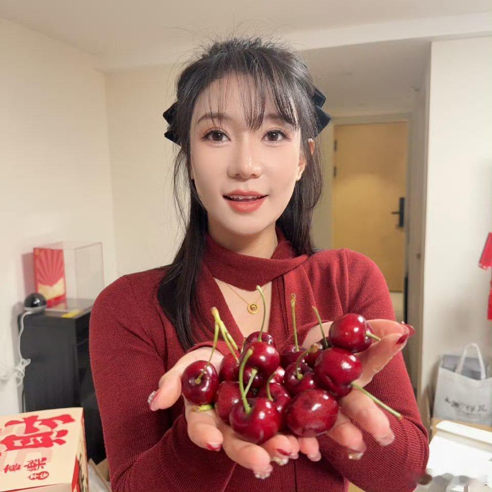 车厘子价格暴跌近40%今年的车厘子直接“放下身段”，从按颗心疼到按盆炫的快乐来了