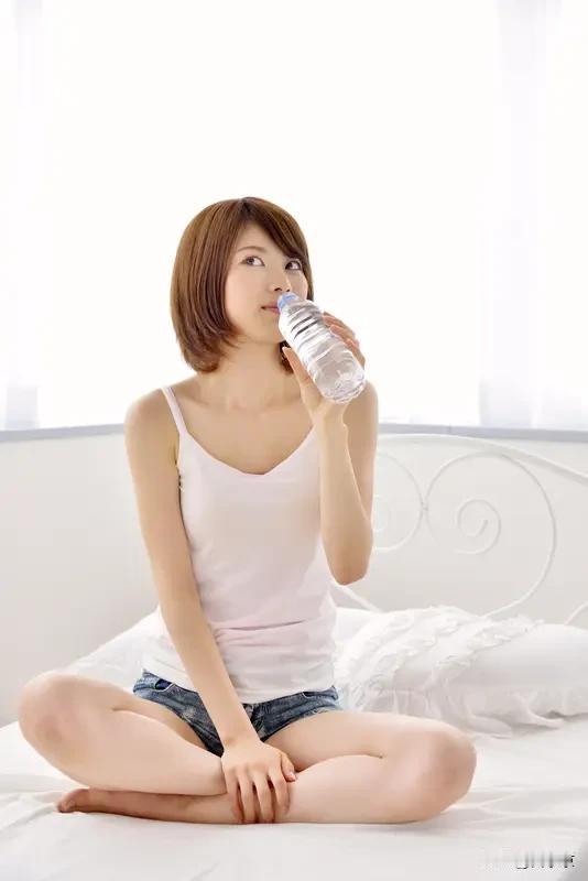 风里带着淡淡的草木香，走在老街巷里，阳光穿过枝叶洒下来，光斑在地上轻轻晃。
 