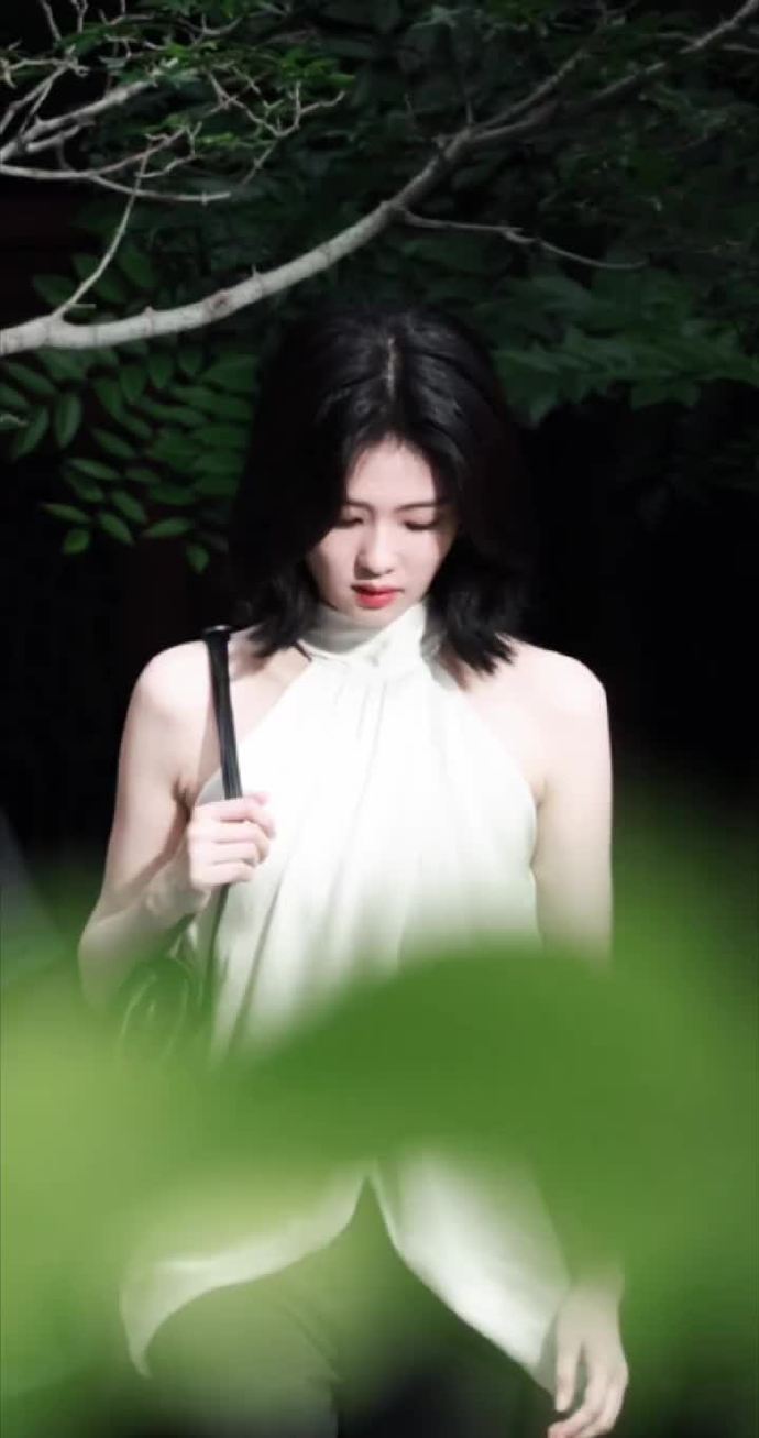 白鹿暗夜白玫瑰夜色与白衣相得益彰，白鹿干净垂坠穿搭配上松弛清冷神态，化身暗夜白玫