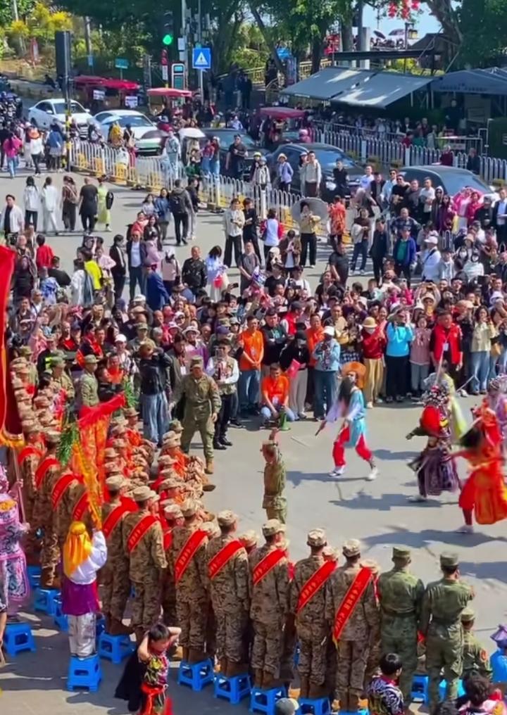 潮州广济楼超燃现场！莺歌齐舞、锣鼓震天，非遗民俗组团为新兵壮行。戎装少年胸戴红花