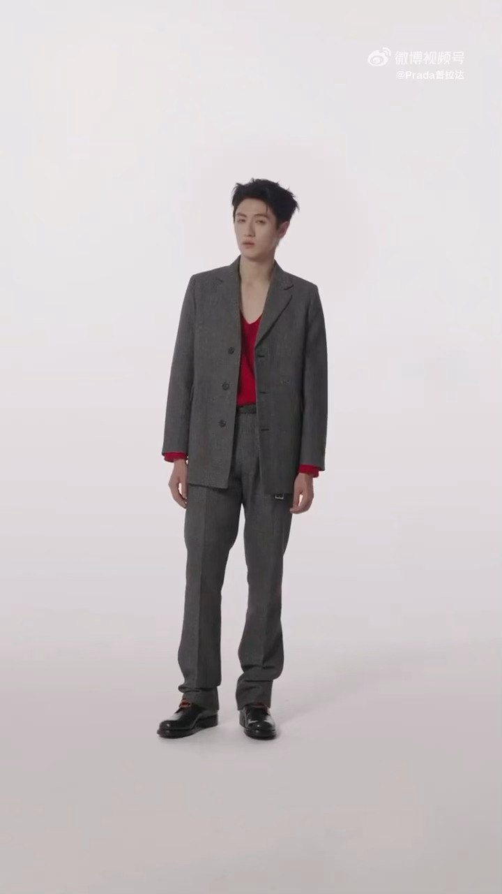 Prada官宣 登陆少年组合 出任品牌大使。恭喜朱志鑫！朱志鑫pradaTop 
