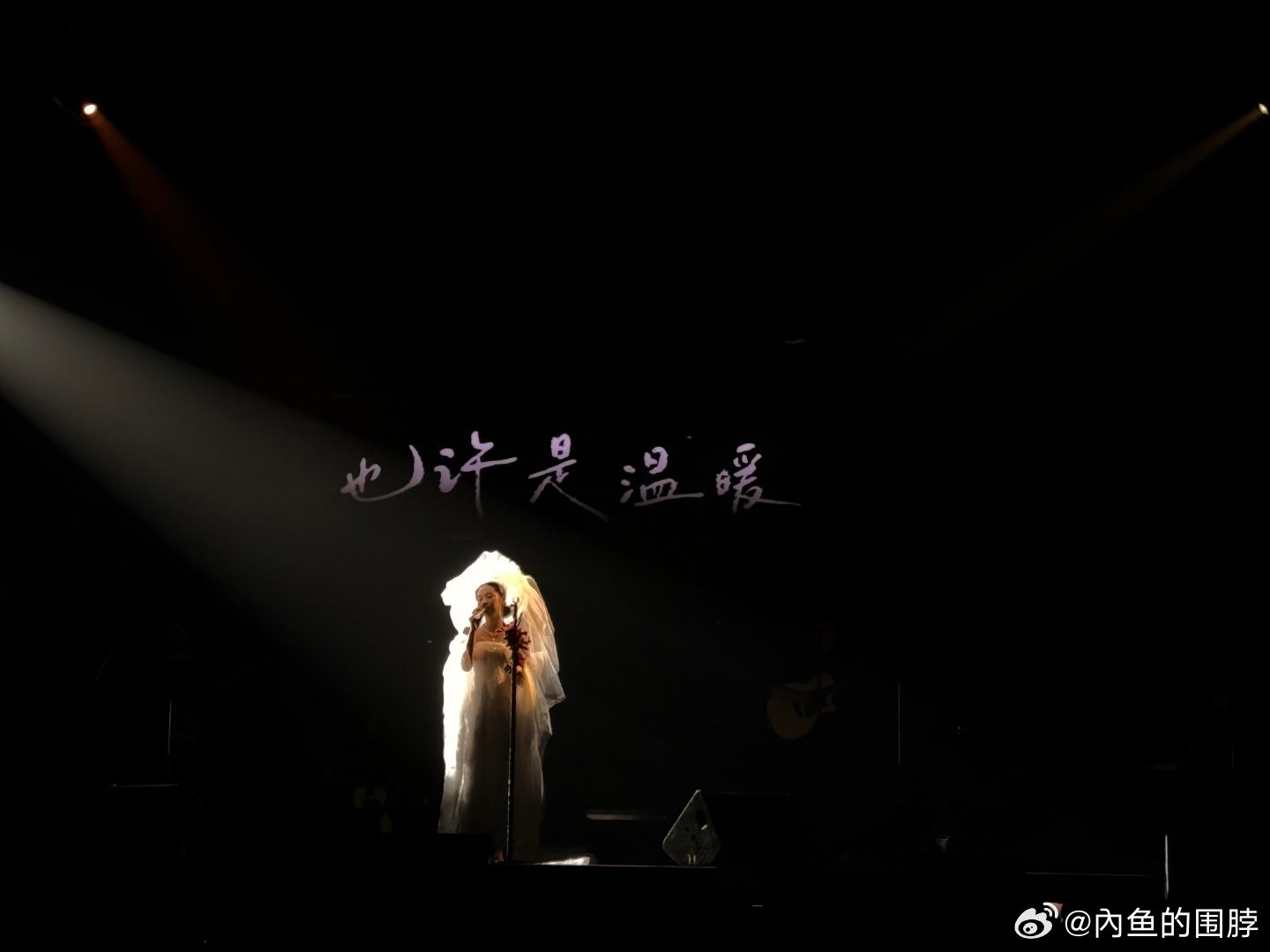 孟慧圆在新巡演里修改了歌词想起板娘之前直播说，朋友告诉她"只有珍贵的东西才会被压