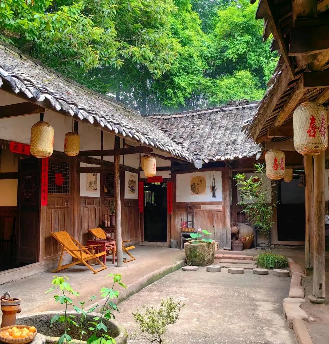 在这个中秋节的傍晚，我踏上了回乡的路。熟悉的街道，熟悉的老房子，却少了那熟悉的身
