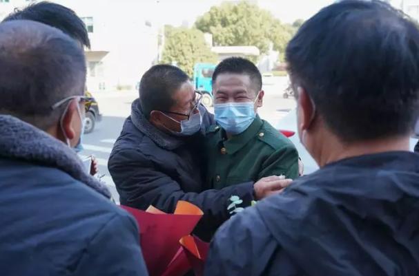 “你俩真像。”2021年，山东一男子坐火车时，意外发现一位跟自己长得很像的人，更