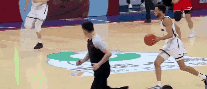 最近张文杰的表现机会在增多，今天面对FMVP级别的国手后卫赵继伟贡献5分4篮板3