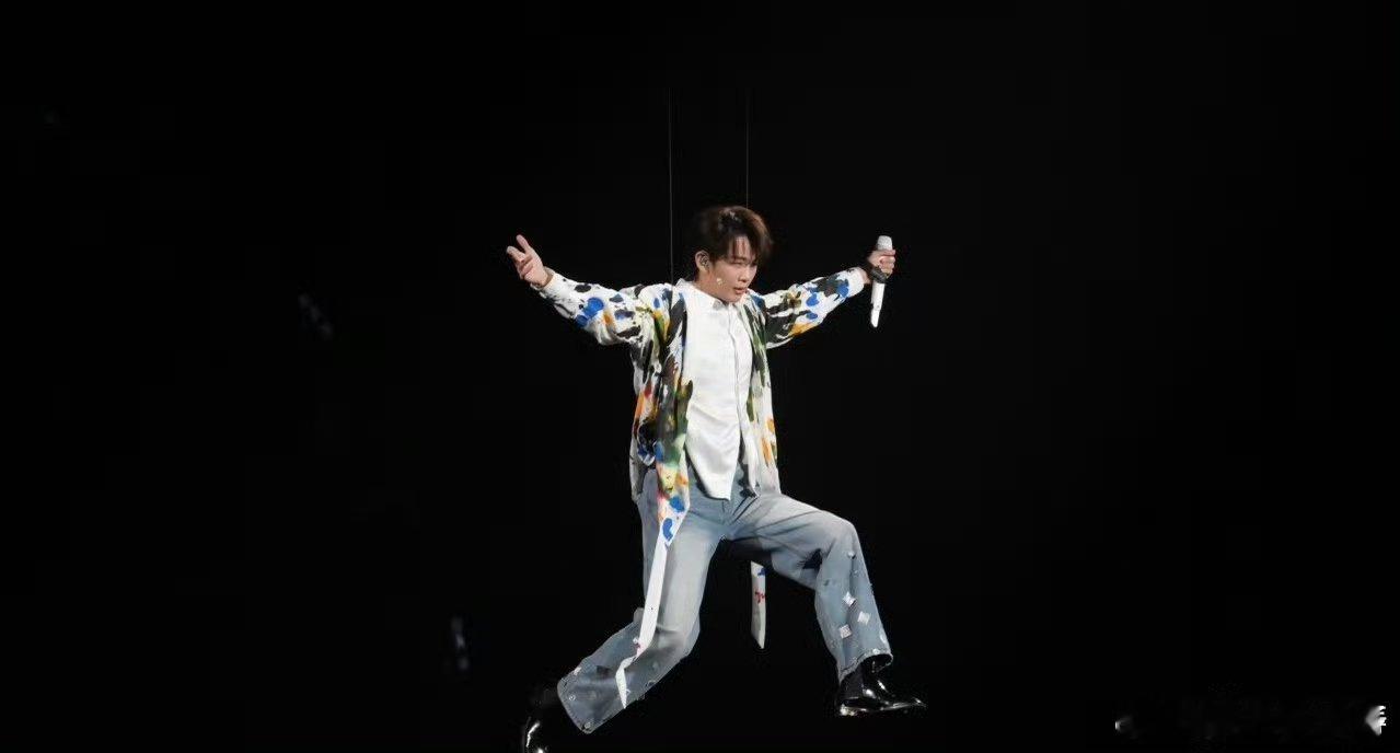 谁干的快把王赫野放下来 野哥你快下来！吊威亚高空开唱，烟嗓一开口封神，魔性舞姿一