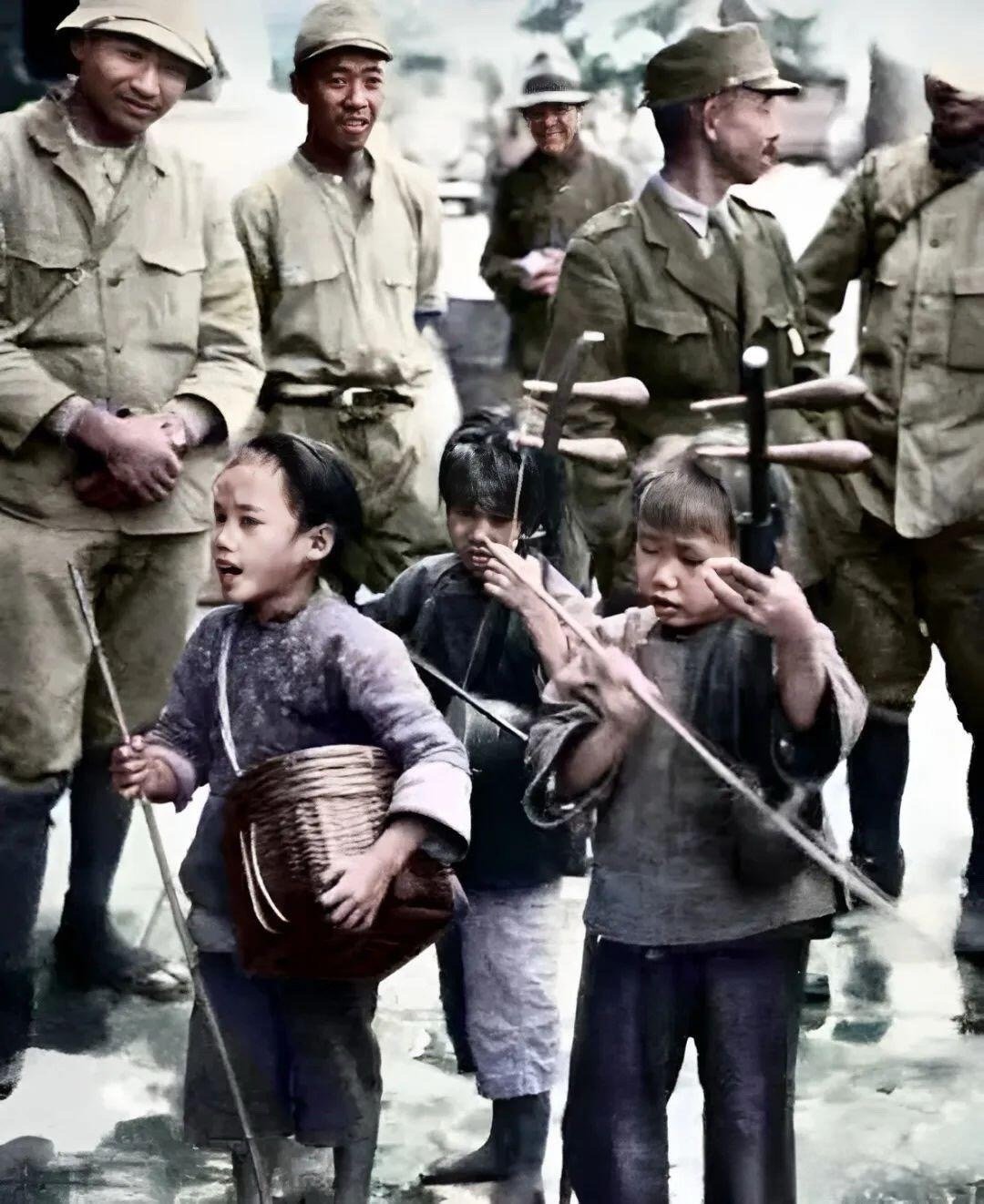 历史知识这张1938年的老照片，让人心疼得喘不过气：街边，三个瘦弱的小女孩。一名