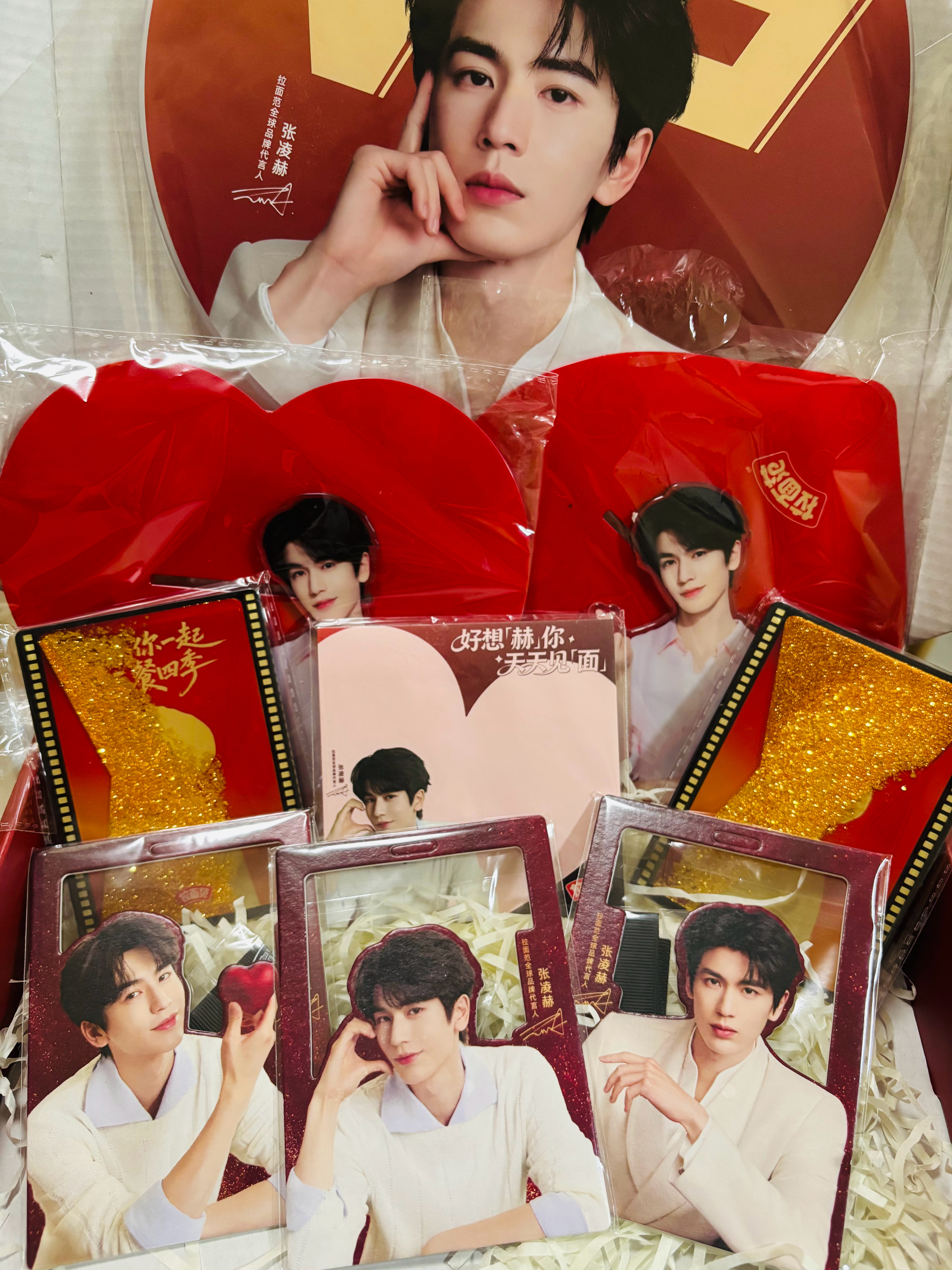 刚到家发现我的拉面范终于到了，泡面山震撼来袭🤣🤣🤣今天还收到了美丽小卡和镜