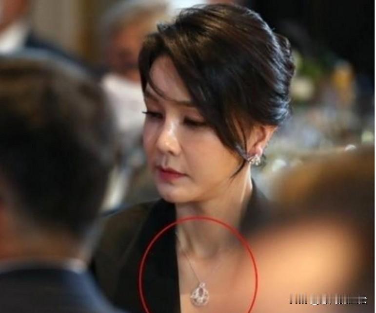 金建希价值6000万韩元的项链是在自己哥哥的岳母家发现的！
这是金建希没有预料到