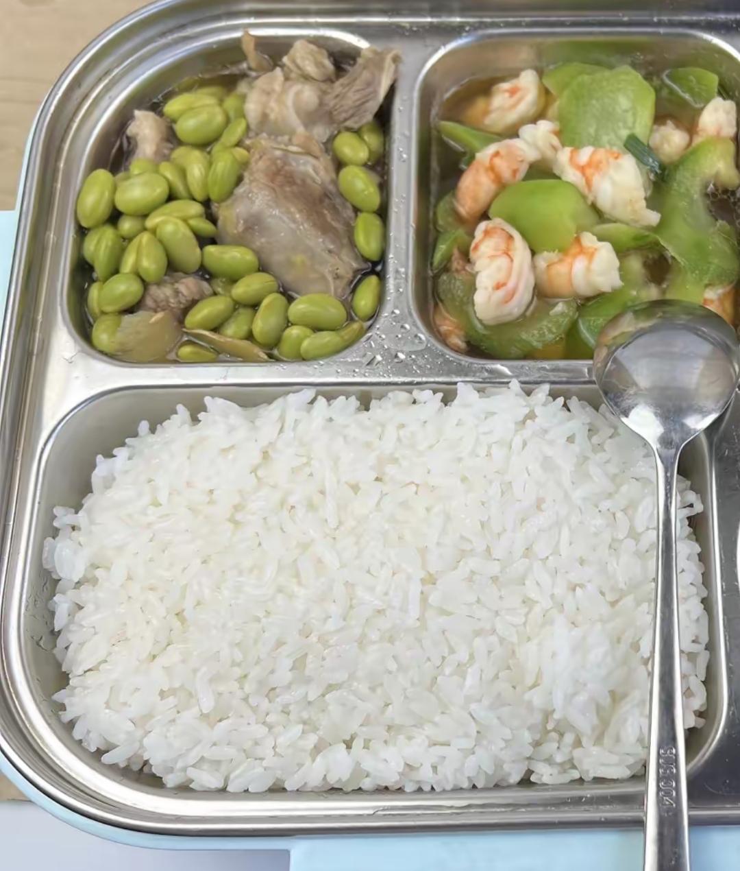 这饭盒里的菜真丰盛！这一份15元，怎么样？米饭🍚无限量续加[捂脸]饭店盒饭