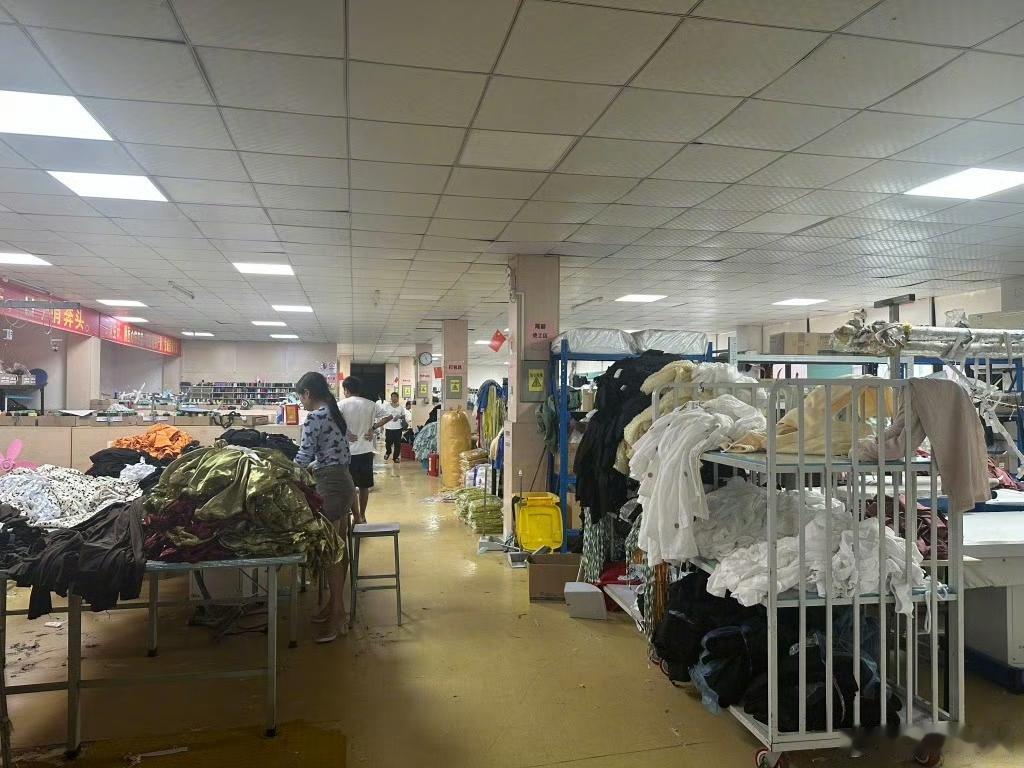 广州有个制衣厂，开在透析中心楼上，工人全是尿毒症患者。60多人来自五湖四海，最小