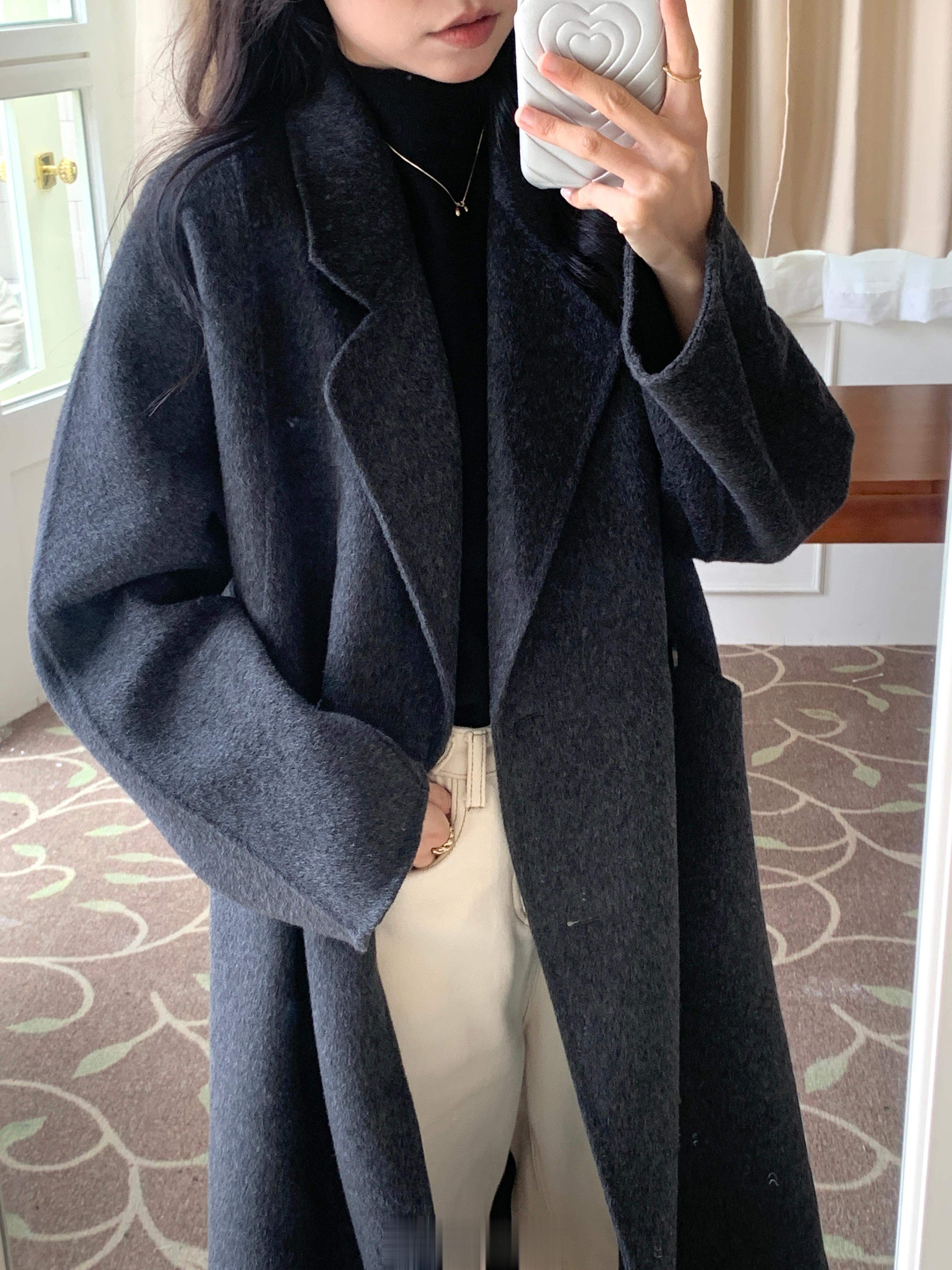 弧线翻领大衣的深灰色单独发一条这个颜色和面料真的太质感了😎版型也很特别 温柔?