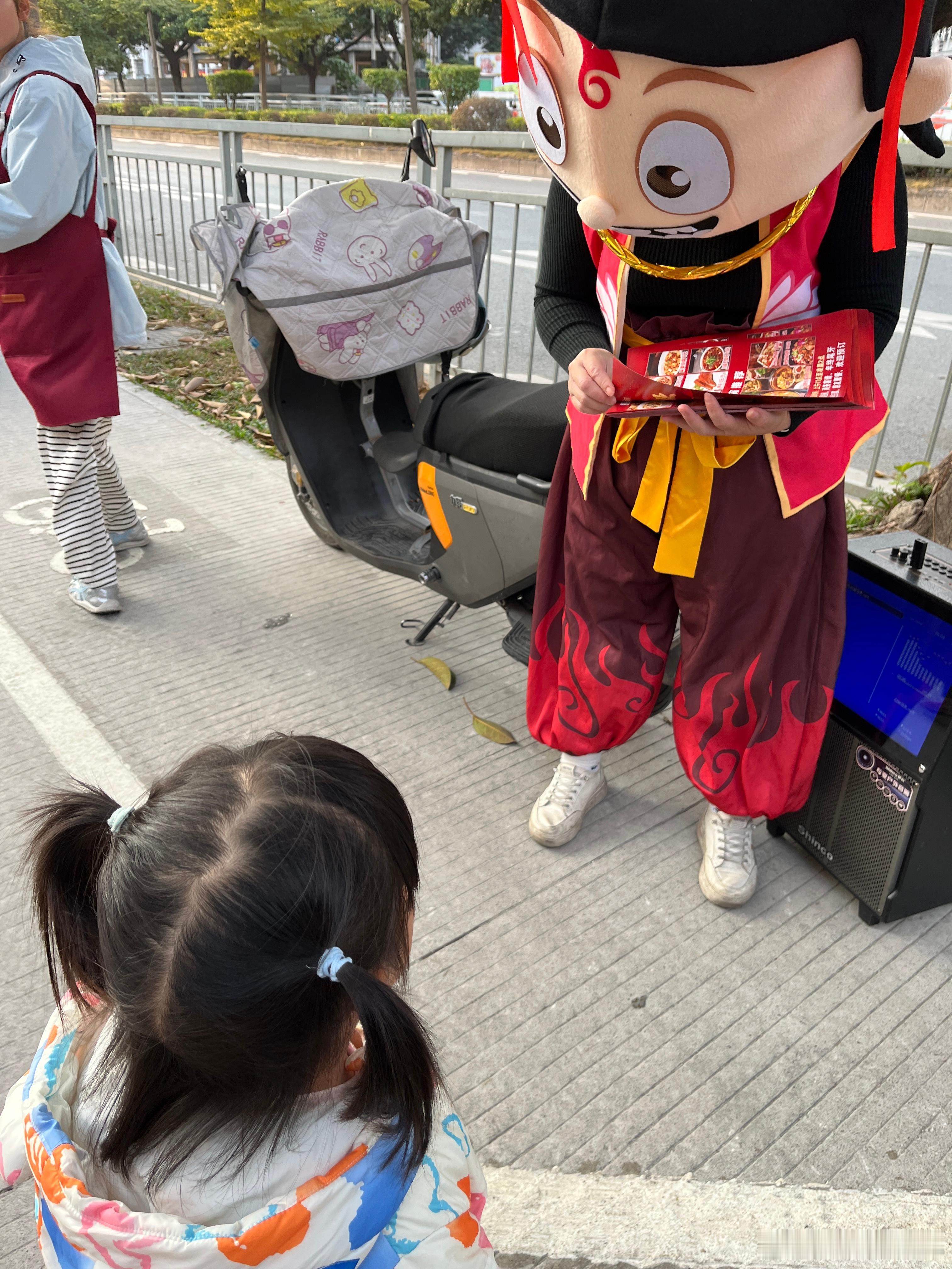 放学了，看到哪吒、敖丙发传单，要过来看看，还和敖丙拥抱了，很开心。这几天不愿意来