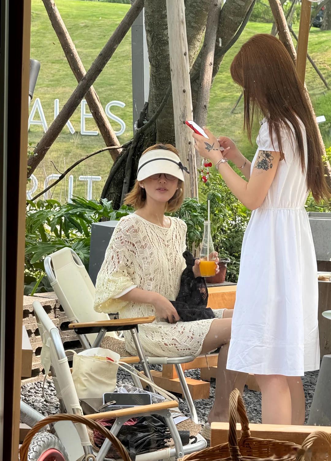 8月22日，有位网友在四川成都偶遇赵露思，她与闺蜜在麓湖景点游玩。赵露思 ​​​
