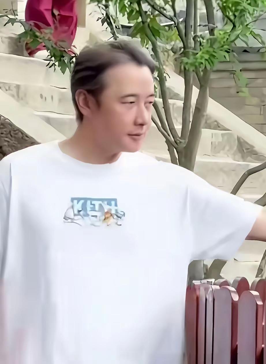 曾经的男神，如今头发看上去稀疏了很多