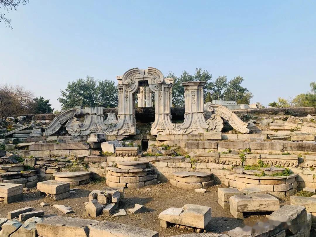 北京.圆明园“一半惊艳，一半叹息”。

圆明园真的很大，从哪个门进都可以，走到圆