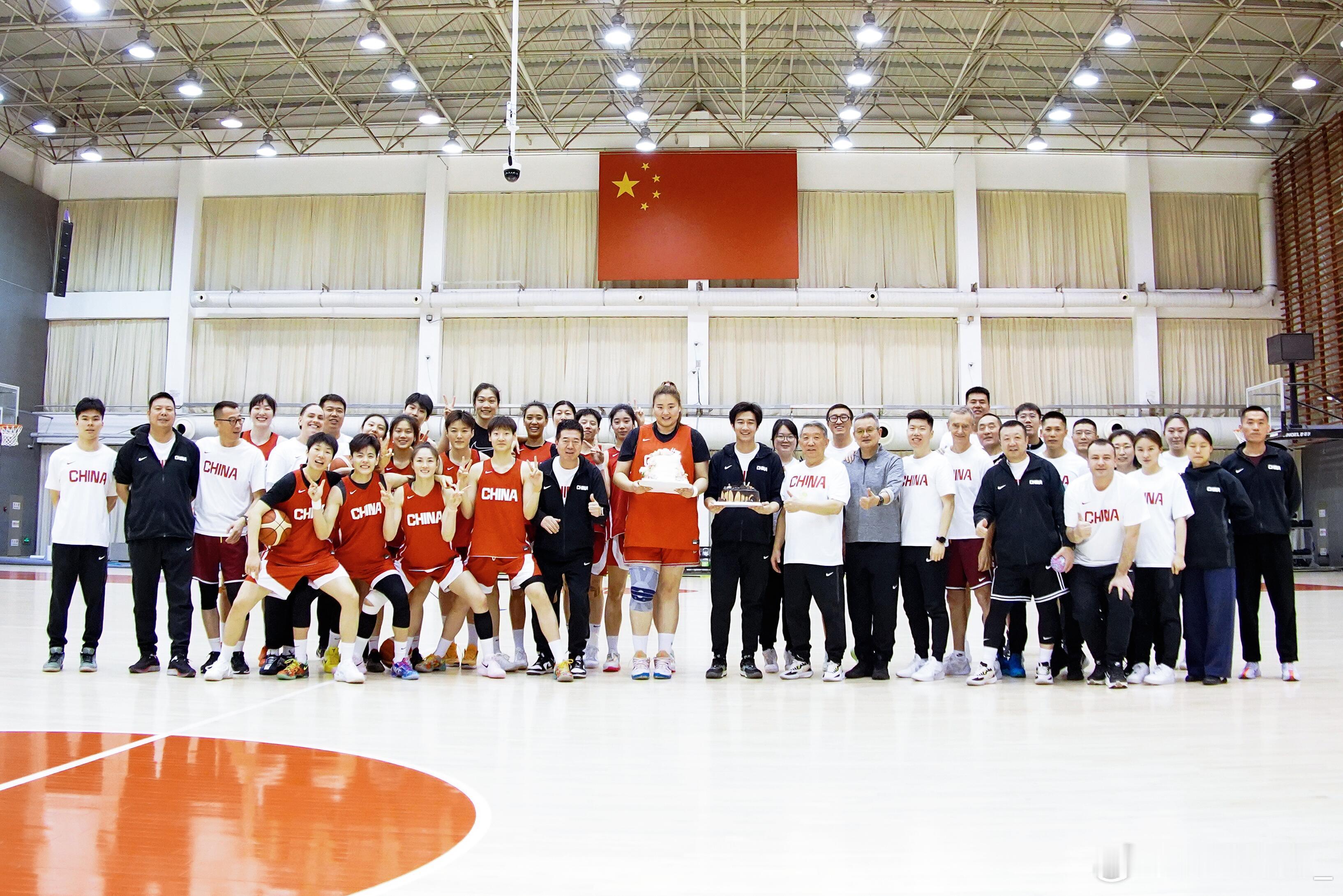 杨舒予杨舒予刘禹彤中国女篮 20260205禹彤姐姐过生日，集训队友的大合照