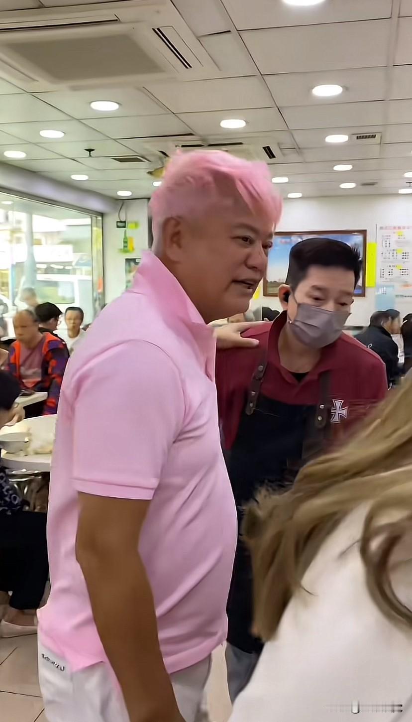 香港老牌明星陈百祥夫妻俩开车到新界，在这间粉面小店排队吃20元一碟的肠粉，他说：