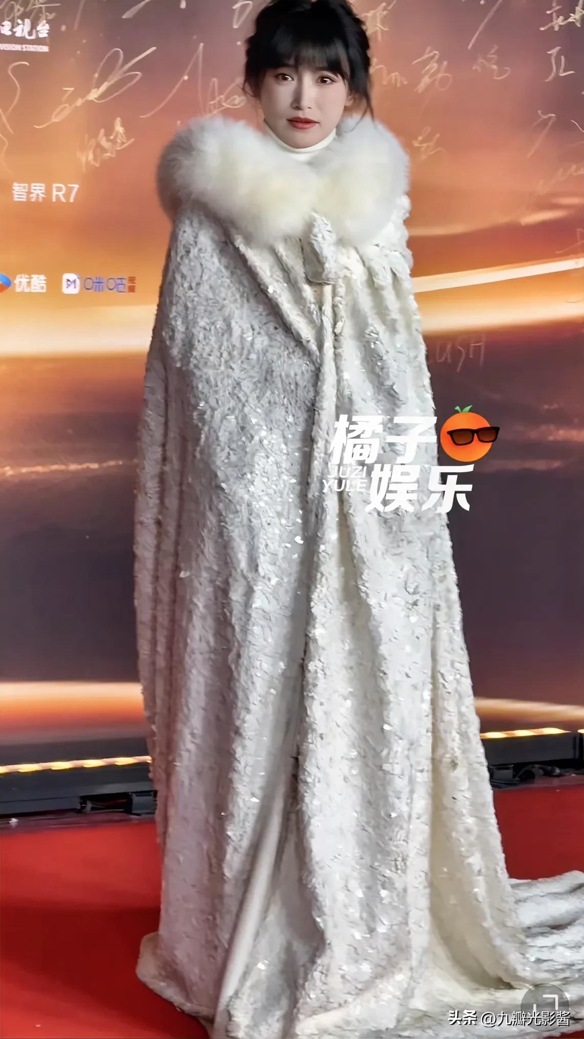 这波红毯，李子柒赢了！光凭这一点其他女明星都比不了！[灵光一闪]

李子柒穿的这