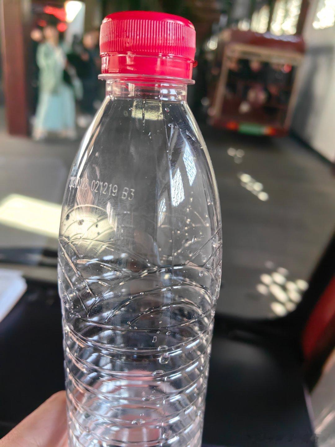 名人都撕掉标牌喝水。不配合又不好，万一被雷军了呢？咱也装把名人。  ​​​
