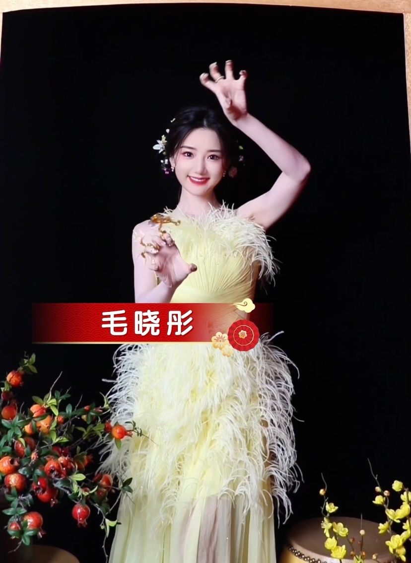 美哭！在逃公主在后台的三连拍也太美了！不管，在我心里她就是甜妹天花板✨#毛晓彤在