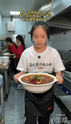 第一批暑假工已经上线，这个小姑娘端着一大盆酸菜鱼，正小心翼翼的走向顾客的桌子前[