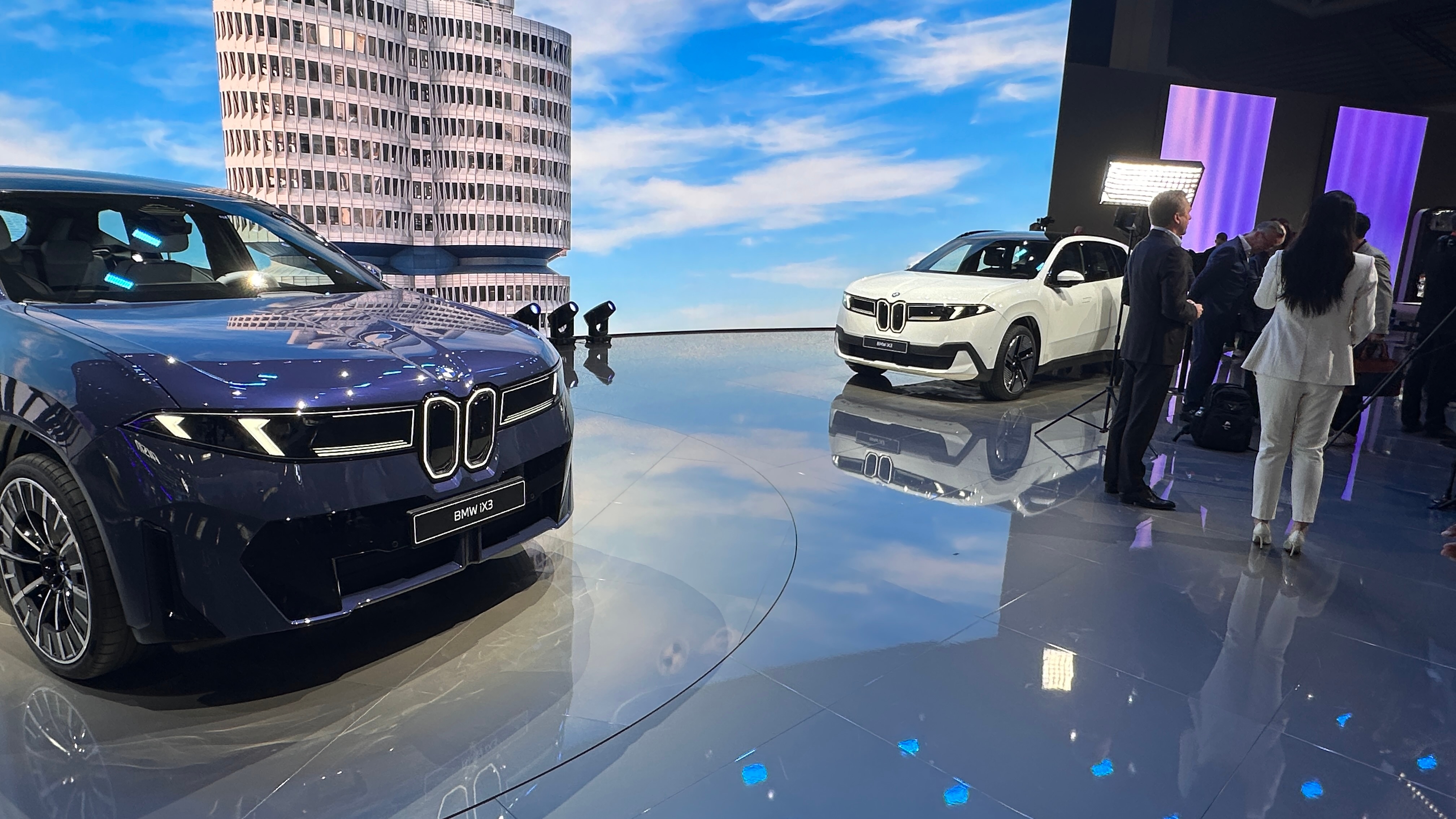 IAA2025上的宝马展台。齐普策正在接受媒体采访。新世代宝马终于来了iaa20