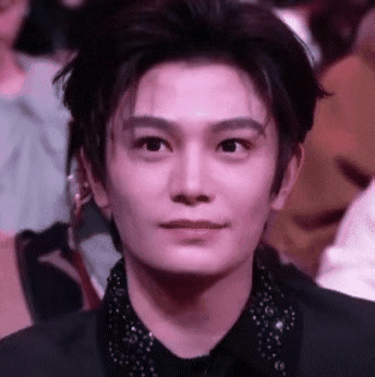 剧宣也不敢抬头抬起来就这样 