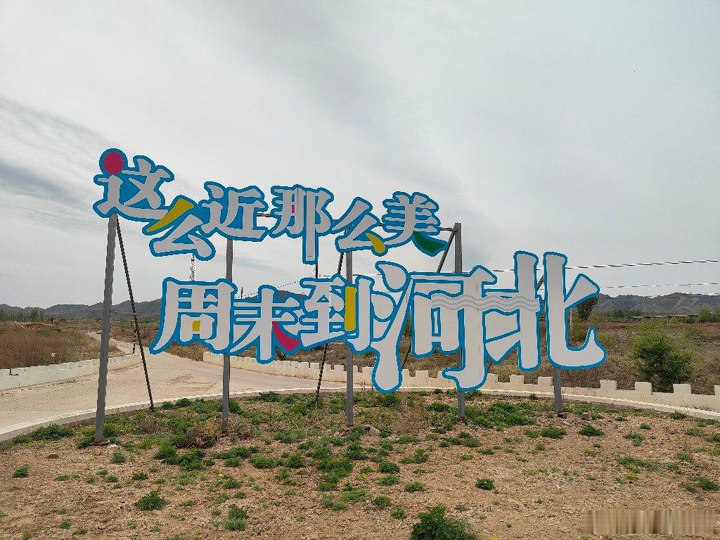 仏真猞猁迤逻尼塔，六角十三层的密檐式砖塔。塔不高，传说藏有中国19枚释迦牟尼仏真
