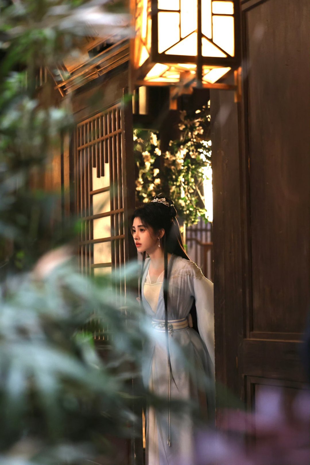 鞠婧祎千香古风破碎美学破碎感拉满 抱抱小猫