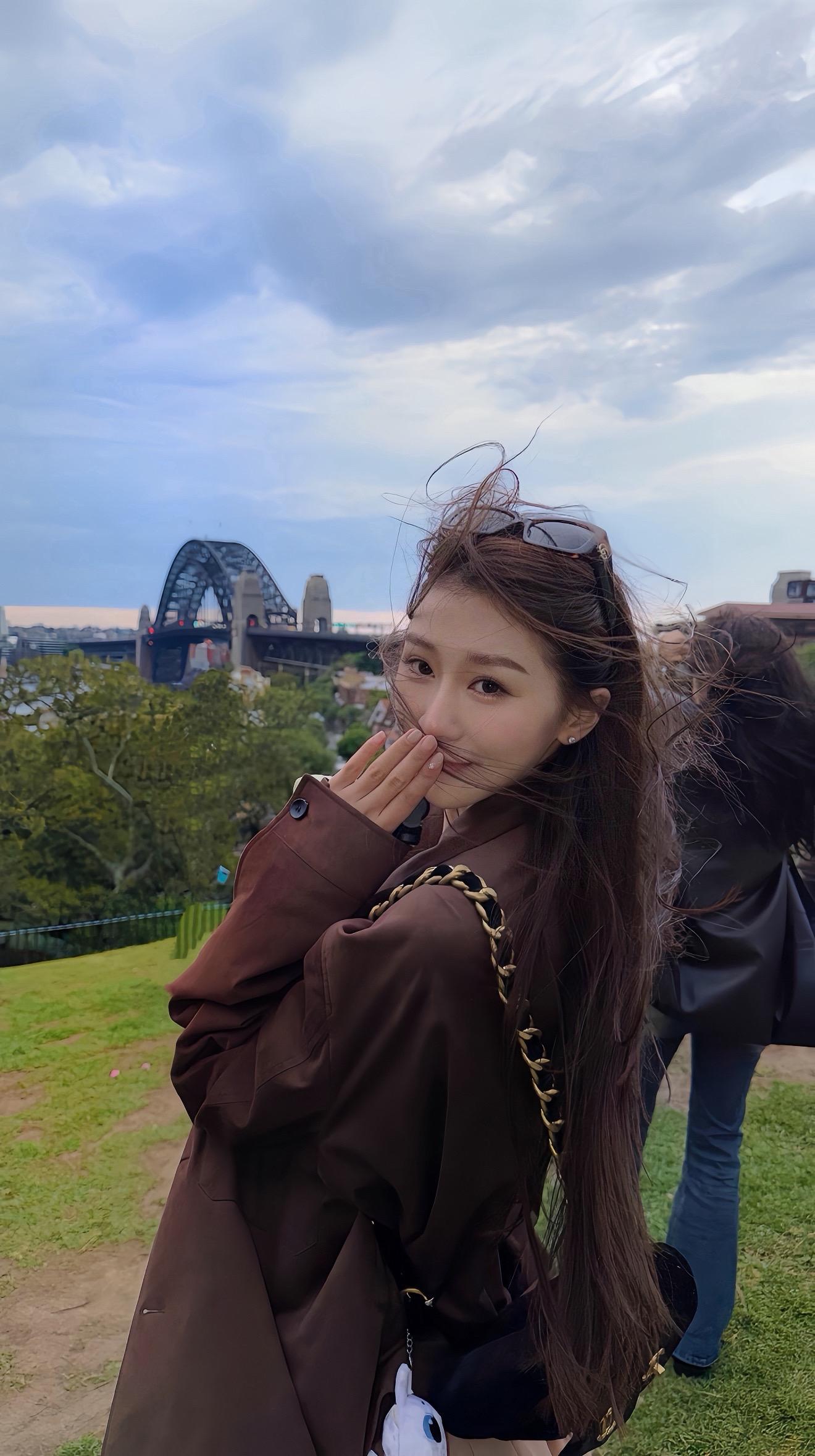 我心疼你 于是我许下诺言再远的路 我也陪你走 直到我看清你的时候 我的...