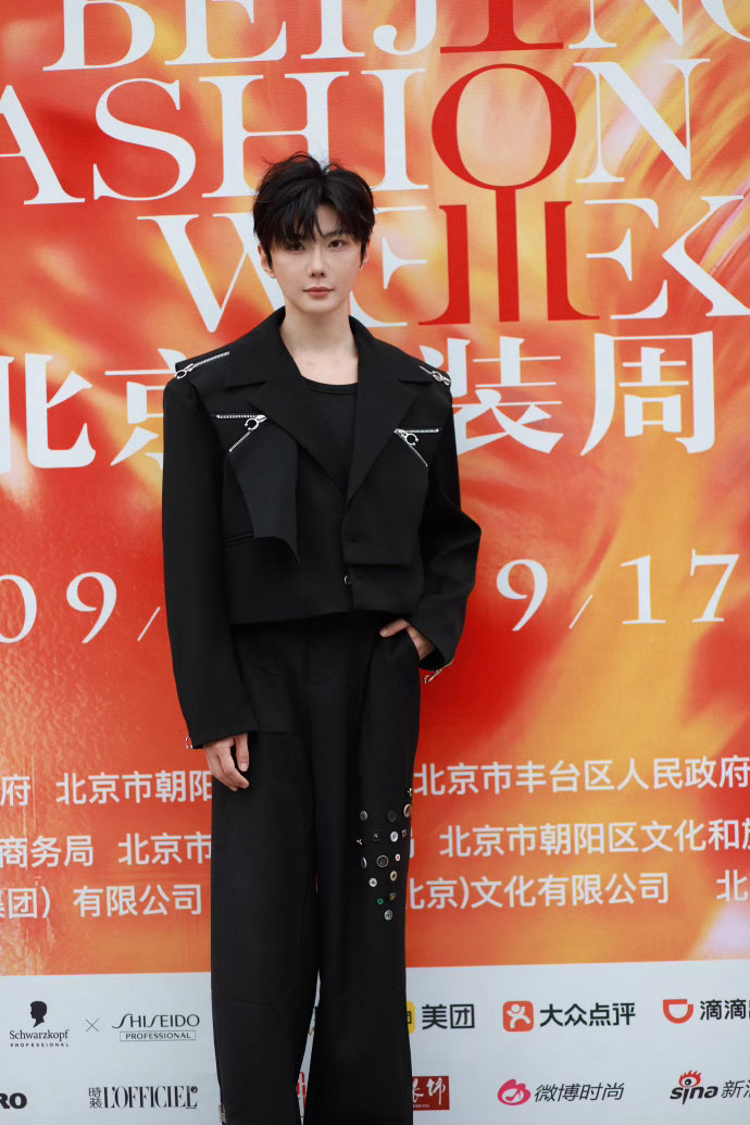 2025年北京时装周辉普看秀照片汇总 （巴黎招魂这俩张脸） 