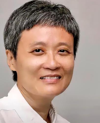 新加坡《联合早报》驻北京特派员沈泽玮先是在《联合早报》发文将电影《给阿嬷的情书》