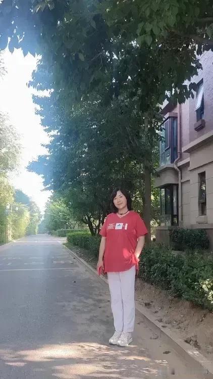 放弃完美，多一份轻松
面对现实，多一份自在
欣赏自己，多一份自信
   [玫瑰]