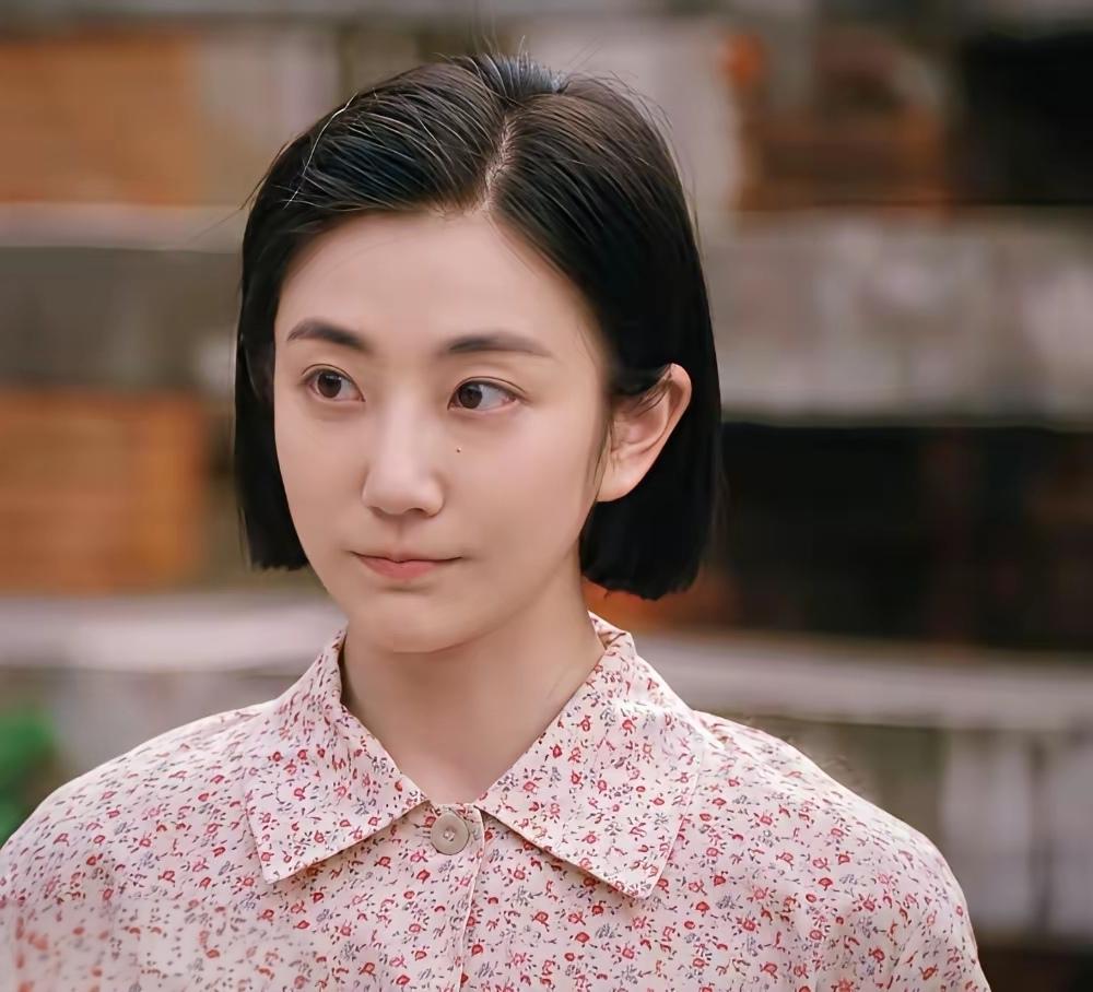 追剧《纯真年代的爱情》冯琳看到费霆和李师傅请病假以后"行迹可疑”，一路跟踪，发现