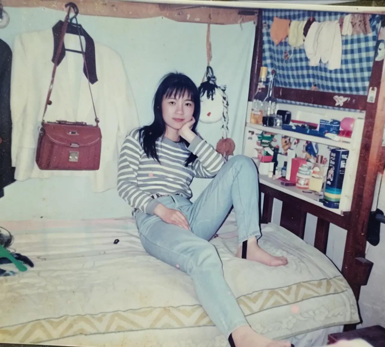 九十年代的大学女生宿舍情形，这样的女生在那个年代，属于是家境优越又学习成绩优异的