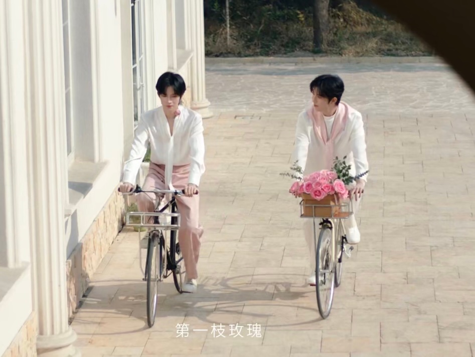 星邱第一枝玫瑰 被星邱的玫瑰造型狠狠戳中，浪漫玫瑰搭配轻松单车，一静一动皆是温柔