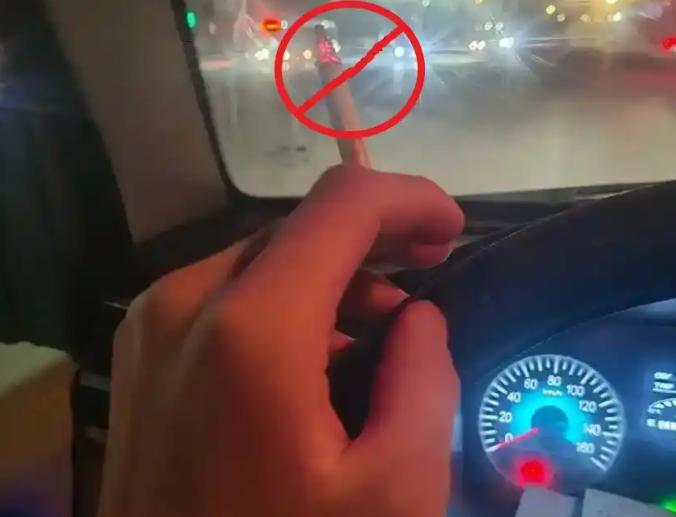 浙江，女子坐高德顺风车，行程过半司机点烟。她劝阻：“车上怎么能抽烟？烟头扔路上也