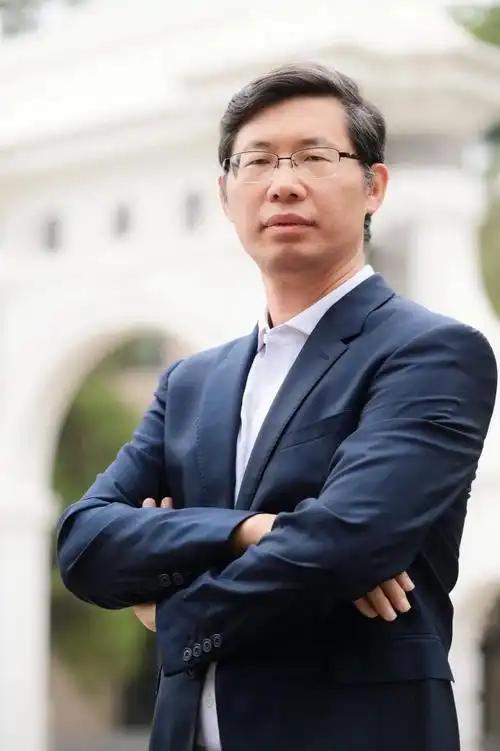 端着国内给的红利使劲捞钱，赚够了就回头使劲抹黑咱们！

靠着清华博导的名头在国内