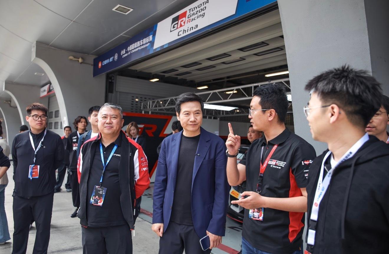 雷军亮相CHINAGT不止亮相，雷总还自己摇旗呢，这精力真的太旺盛了。还刷到好多