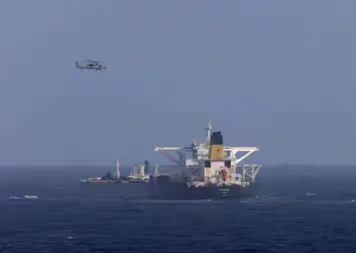 美国劫油挑衅中国！解放军3航母集结，能否一万五千公里硬刚美？