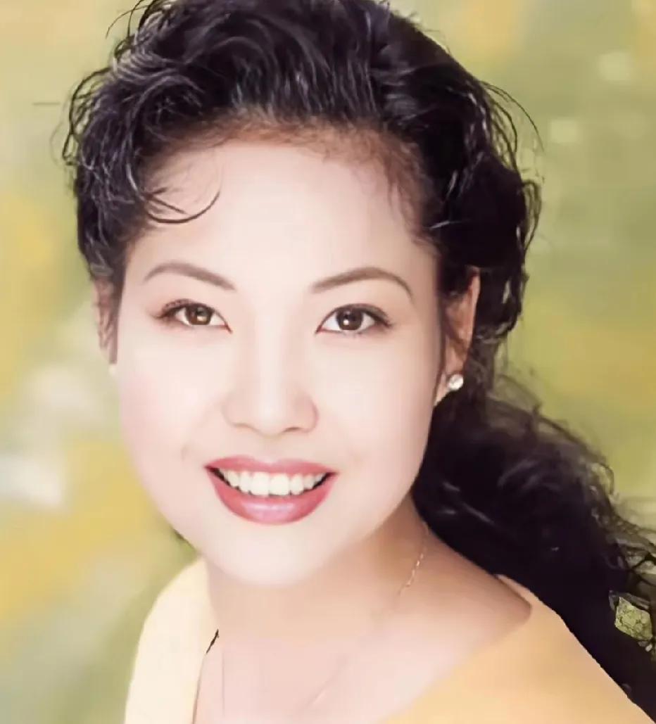 歌唱家梦歌，颜值与实力并存，人美歌甜。她的歌声宛如天籁，陪伴一代人成长，在大家心