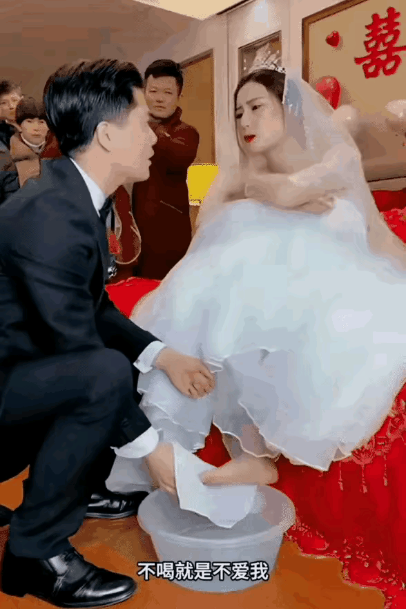 新郎接亲时被起哄要亲新娘的脚，当场就拒绝了，直接转身走了。新娘后来解释说，这是婚