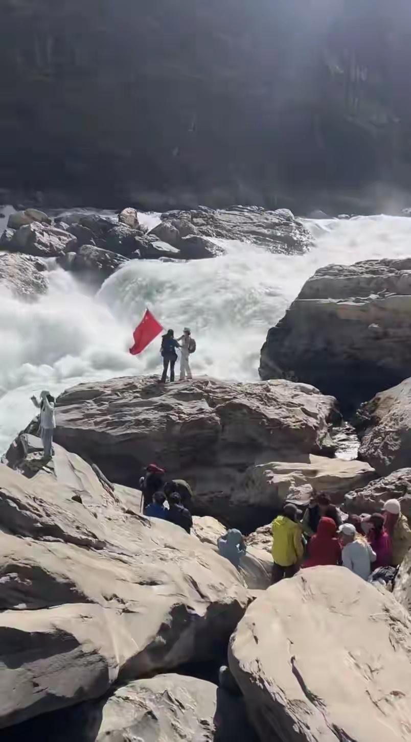 2月25日，云南迪庆州香格里拉市中虎跳峡“发疯石”区域发生游客落水事故。网传视频