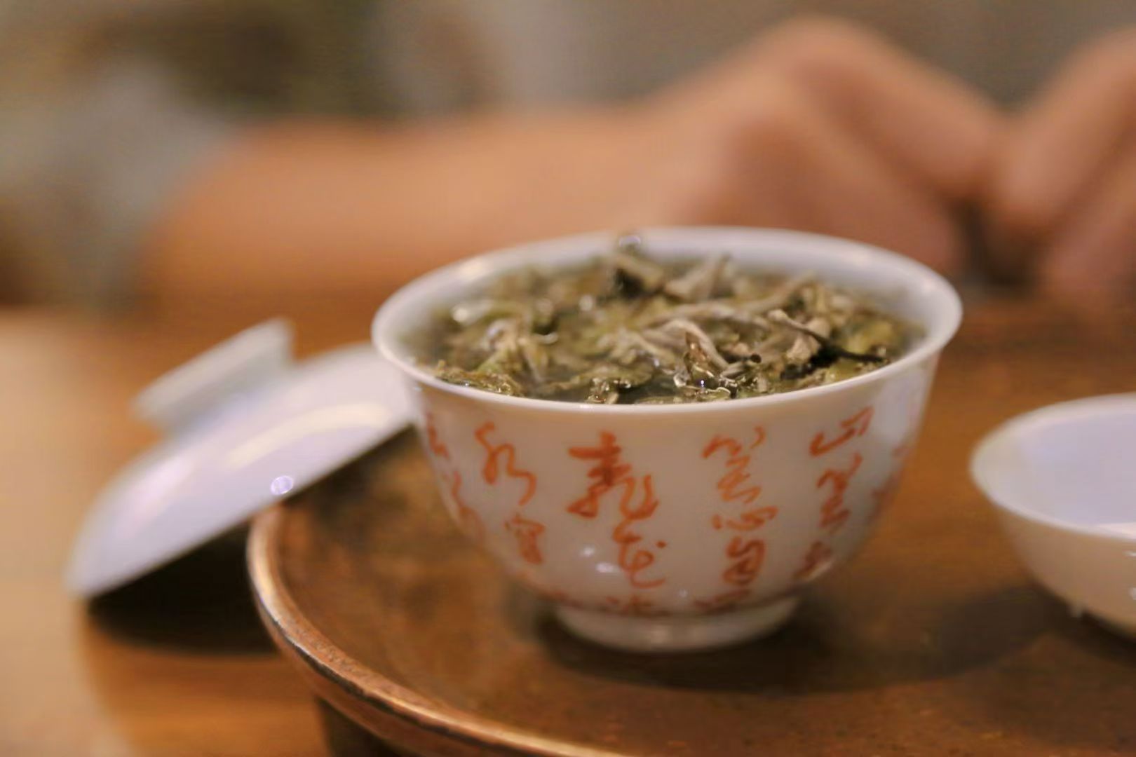 茶道  白牡丹取一芽一叶、一芽两叶为原料，介于白毫银针与寿眉之间，芽叶相连，形似