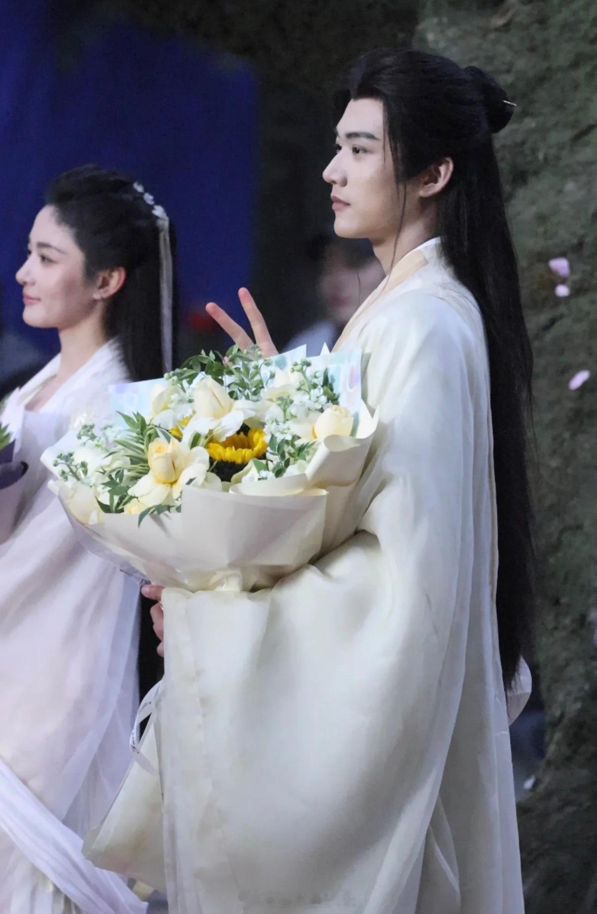 周柯宇金吾不禁杀青捧花照周柯宇金吾不禁杀青照 周柯宇《金吾不禁》杀青大吉 