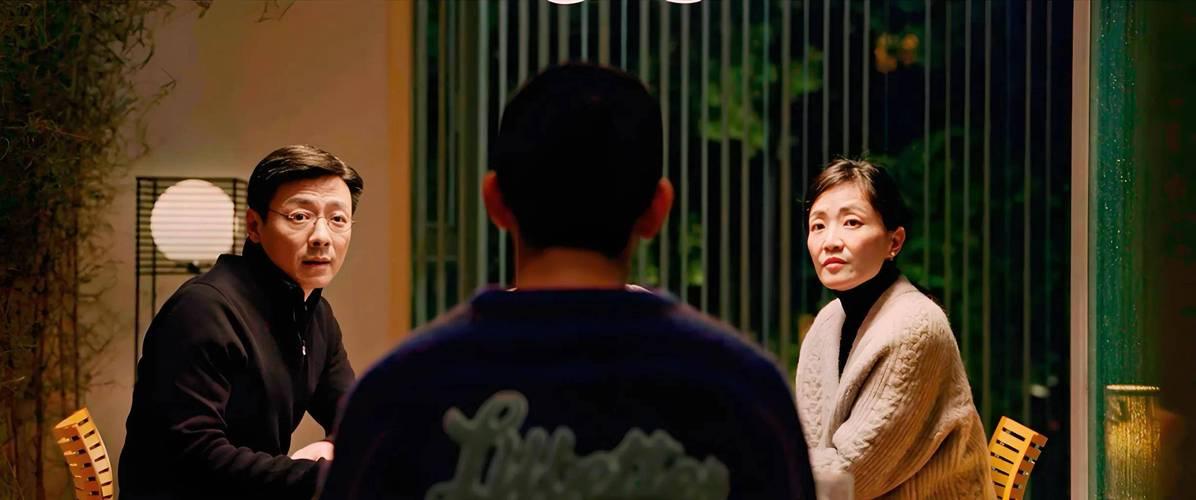 我最近喜欢的电影《家庭简史》用悬疑外壳讲透了中产家庭的隐形战争——当外来者严硕闯